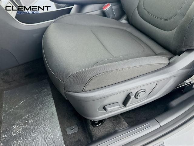 Hyundai Tucson Hybrid Vehicle Full-screen Gallery Image 24