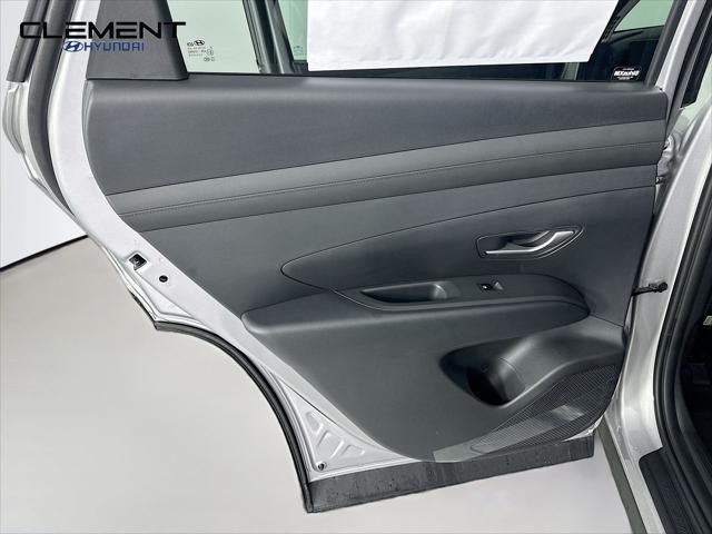 Hyundai Tucson Hybrid Vehicle Full-screen Gallery Image 26