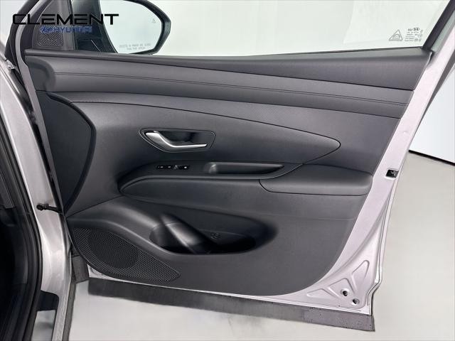 Hyundai Tucson Hybrid Vehicle Full-screen Gallery Image 30