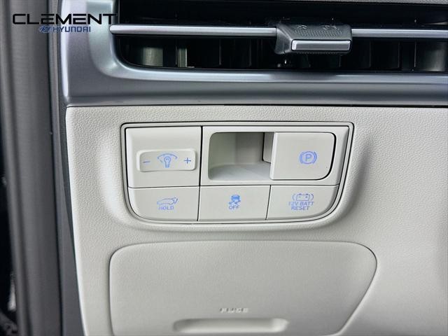 Hyundai Tucson Hybrid Vehicle Full-screen Gallery Image 12