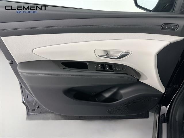 Hyundai Tucson Hybrid Vehicle Full-screen Gallery Image 25