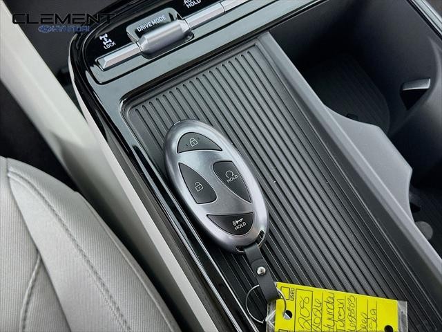 Hyundai Tucson Hybrid Vehicle Full-screen Gallery Image 21