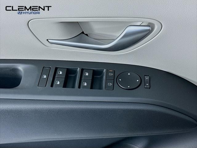 Hyundai Tucson Hybrid Vehicle Full-screen Gallery Image 22