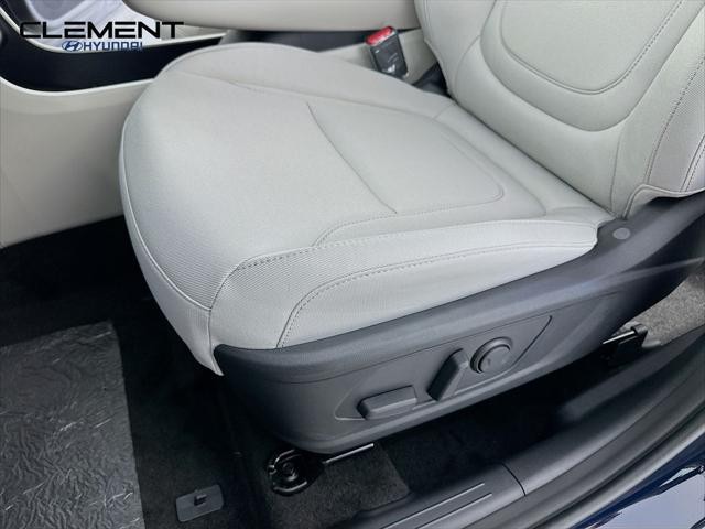 Hyundai Tucson Hybrid Vehicle Full-screen Gallery Image 24