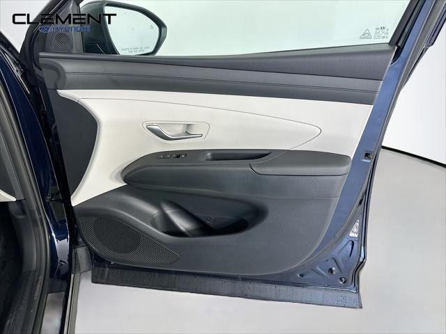 Hyundai Tucson Hybrid Vehicle Full-screen Gallery Image 30