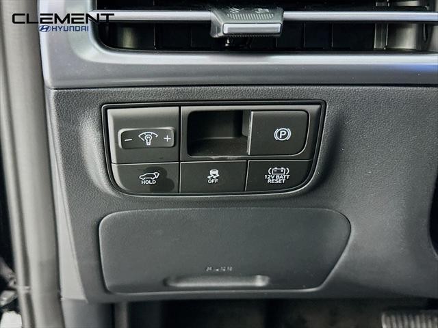 Hyundai Tucson Hybrid Vehicle Full-screen Gallery Image 12