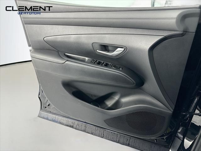 Hyundai Tucson Hybrid Vehicle Full-screen Gallery Image 23