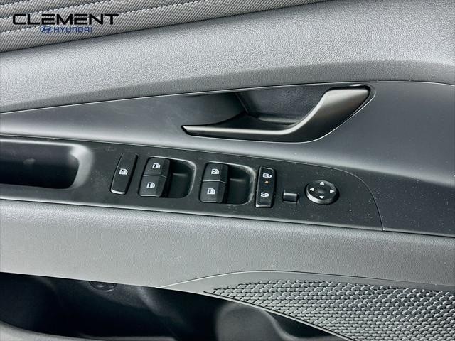 Hyundai Elantra Vehicle Full-screen Gallery Image 21