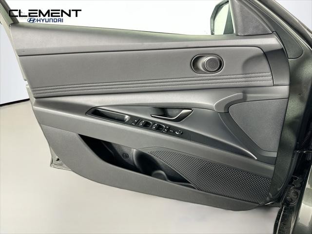 Hyundai Elantra Vehicle Full-screen Gallery Image 22