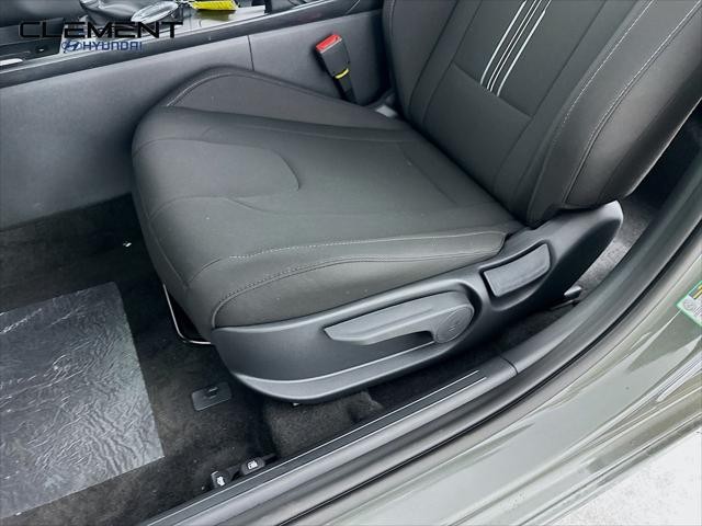 Hyundai Elantra Vehicle Full-screen Gallery Image 23