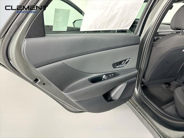Hyundai Elantra Vehicle Full-screen Gallery Image 25