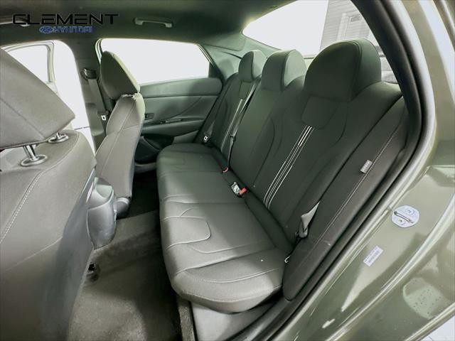 Hyundai Elantra Vehicle Full-screen Gallery Image 26