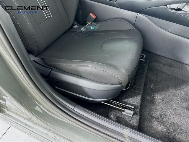 Hyundai Elantra Vehicle Full-screen Gallery Image 27
