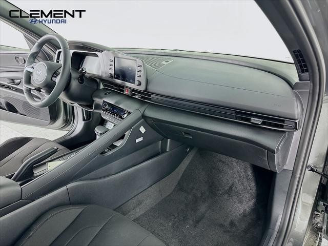 Hyundai Elantra Vehicle Full-screen Gallery Image 28
