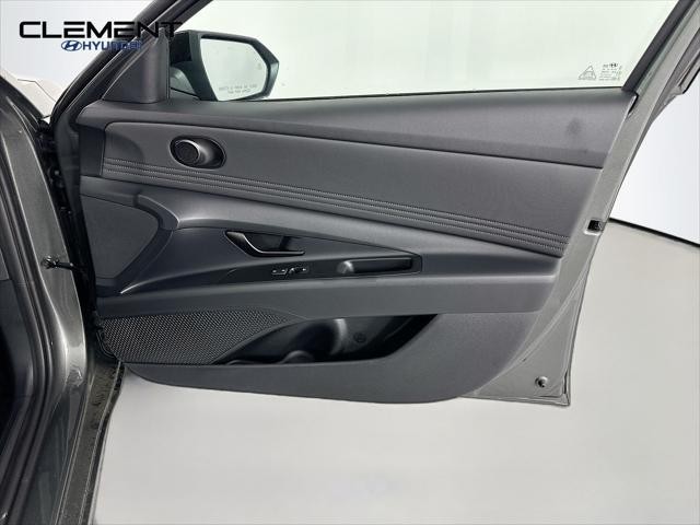 Hyundai Elantra Vehicle Full-screen Gallery Image 29