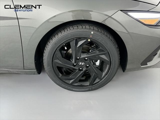 Hyundai Elantra Vehicle Full-screen Gallery Image 30