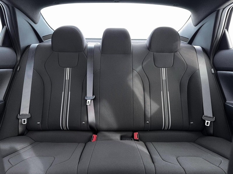 Hyundai Elantra Vehicle Image 16