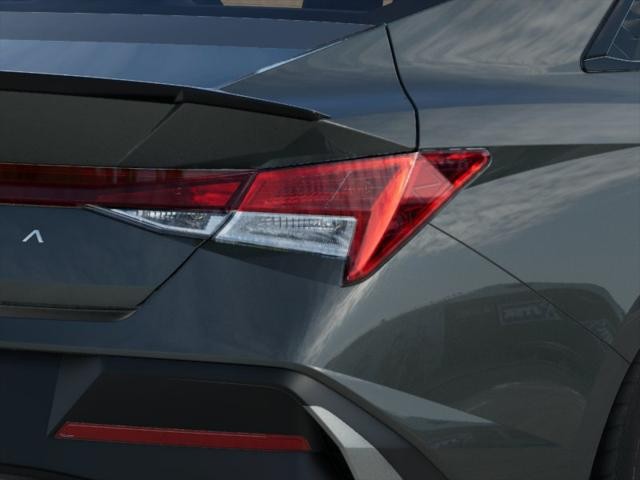 Hyundai Elantra Vehicle Image 10