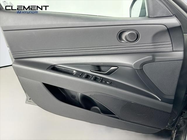 Hyundai Elantra Vehicle Full-screen Gallery Image 22