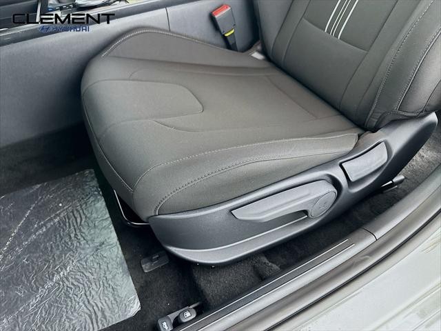 Hyundai Elantra Vehicle Full-screen Gallery Image 23