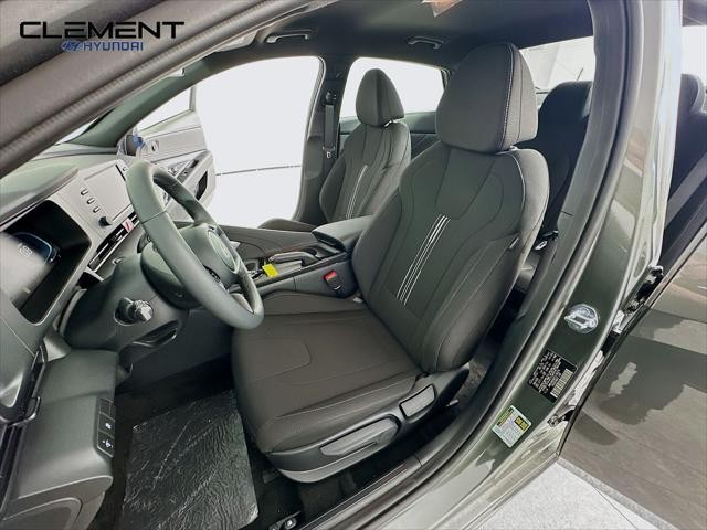 Hyundai Elantra Vehicle Full-screen Gallery Image 24