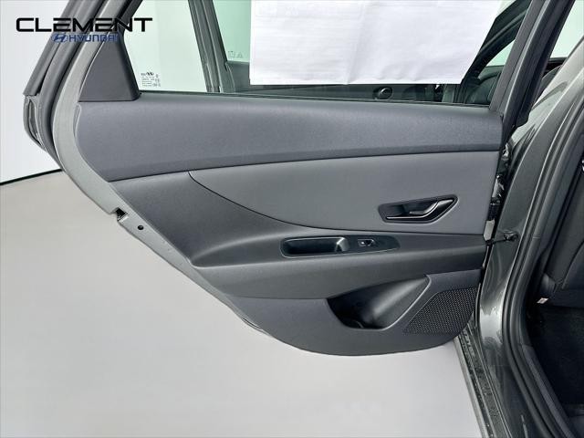 Hyundai Elantra Vehicle Full-screen Gallery Image 25