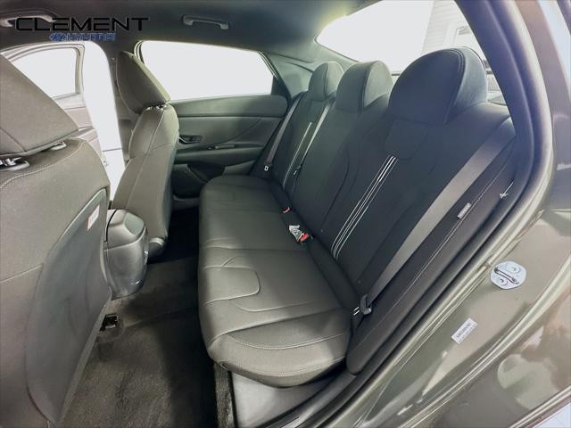 Hyundai Elantra Vehicle Full-screen Gallery Image 26