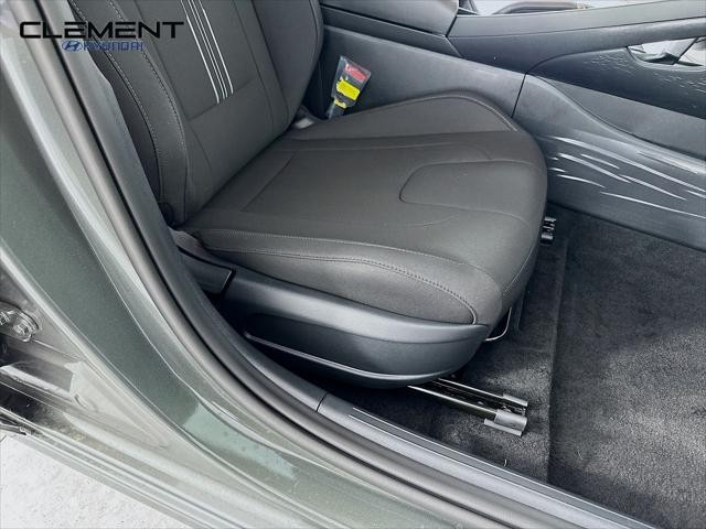 Hyundai Elantra Vehicle Full-screen Gallery Image 27