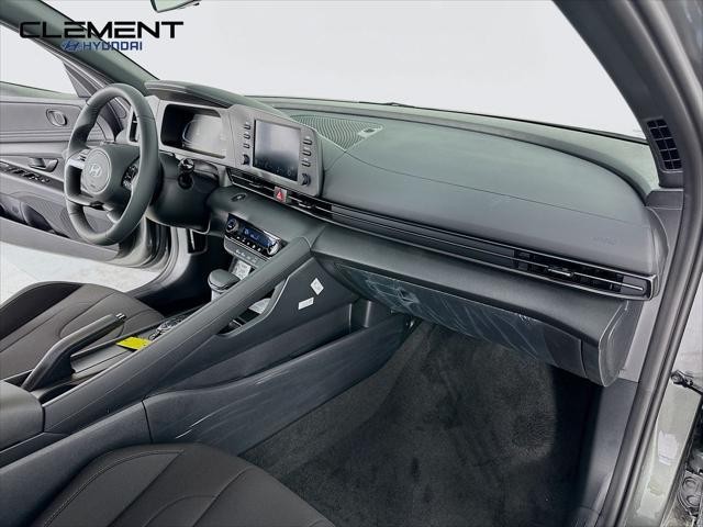Hyundai Elantra Vehicle Full-screen Gallery Image 28