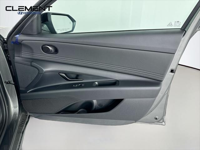 Hyundai Elantra Vehicle Full-screen Gallery Image 29