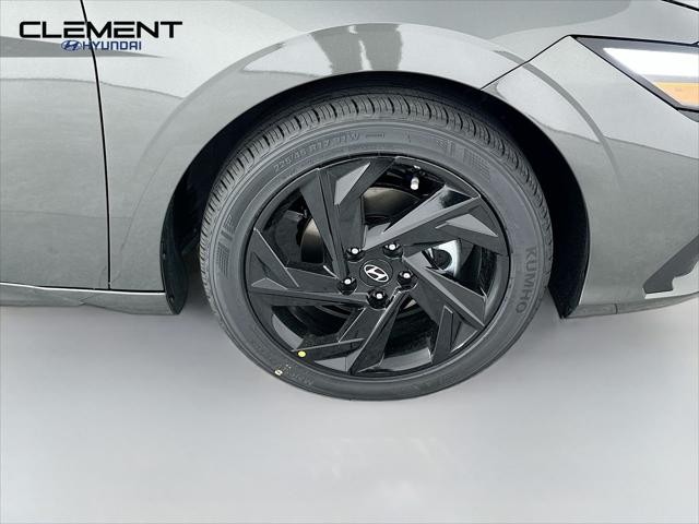 Hyundai Elantra Vehicle Full-screen Gallery Image 30