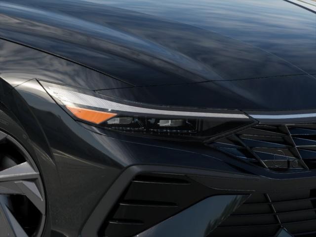 Hyundai Elantra Vehicle Image 09