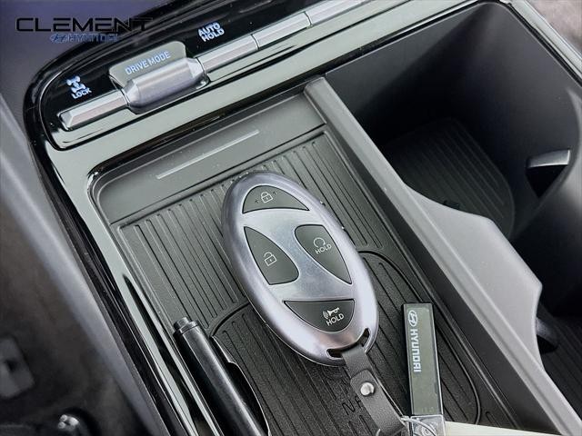 Hyundai Tucson Hybrid Vehicle Full-screen Gallery Image 21