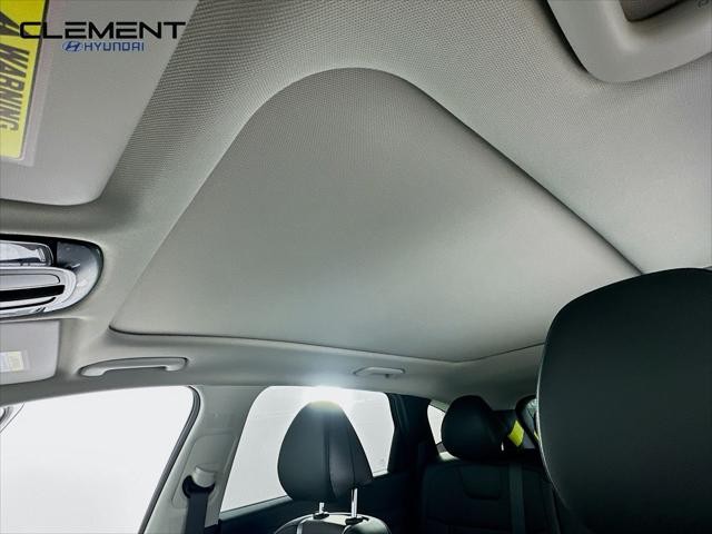 Hyundai Tucson Hybrid Vehicle Full-screen Gallery Image 22