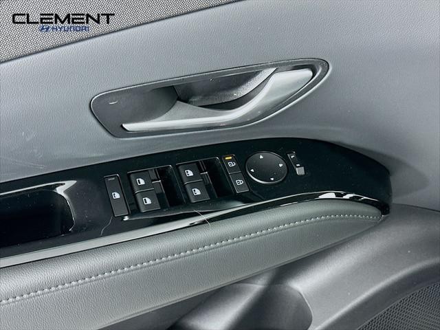 Hyundai Tucson Hybrid Vehicle Full-screen Gallery Image 24