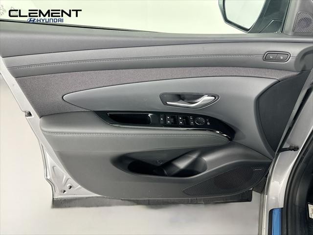 Hyundai Tucson Hybrid Vehicle Full-screen Gallery Image 25