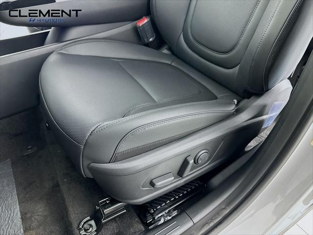 Hyundai Tucson Hybrid Vehicle Full-screen Gallery Image 26