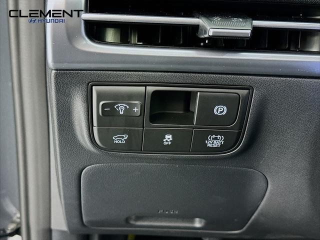 Hyundai Tucson Hybrid Vehicle Full-screen Gallery Image 12