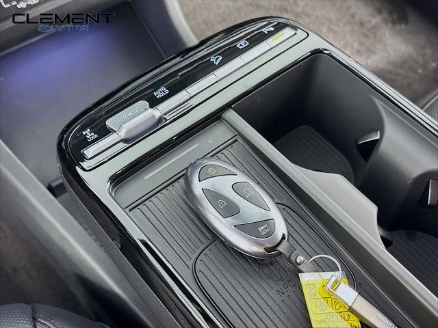 Hyundai Tucson Hybrid Vehicle Full-screen Gallery Image 21