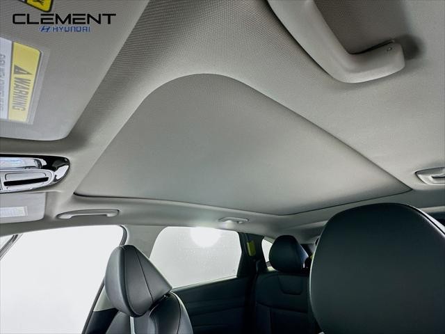 Hyundai Tucson Hybrid Vehicle Full-screen Gallery Image 22