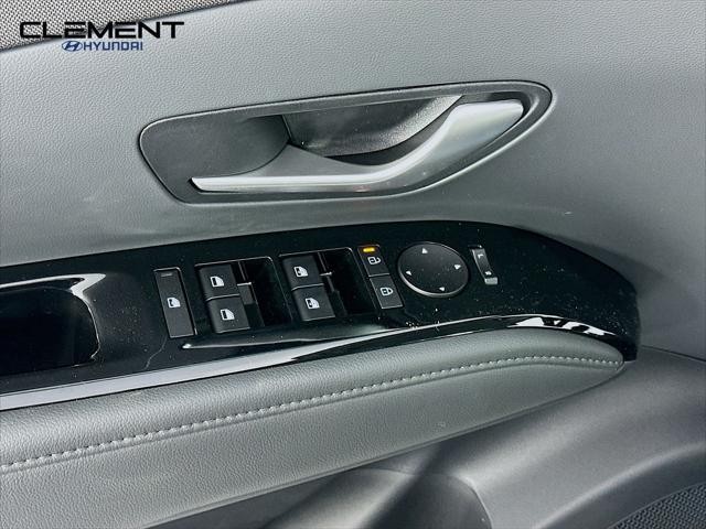 Hyundai Tucson Hybrid Vehicle Full-screen Gallery Image 24