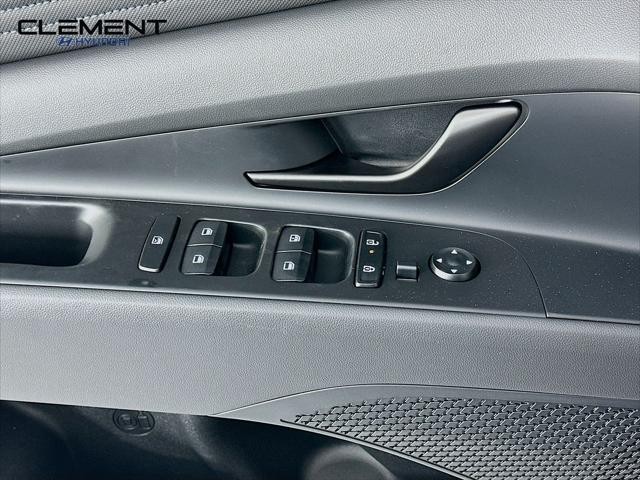 Hyundai Elantra Vehicle Full-screen Gallery Image 21