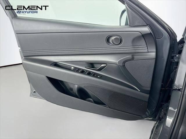 Hyundai Elantra Vehicle Full-screen Gallery Image 22
