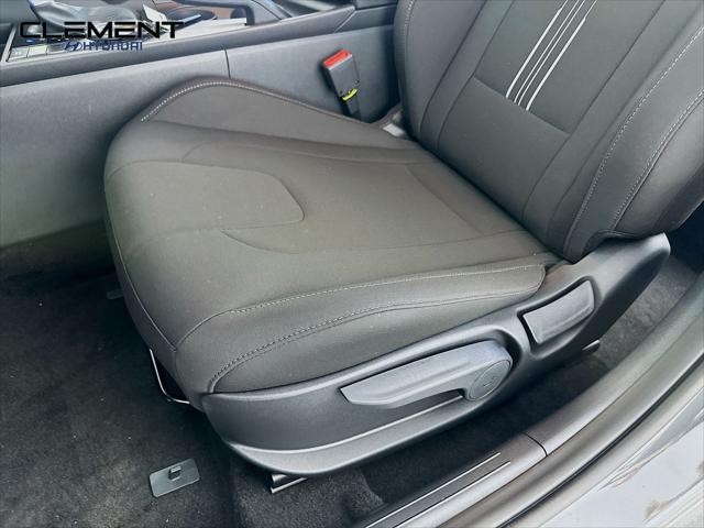 Hyundai Elantra Vehicle Full-screen Gallery Image 23
