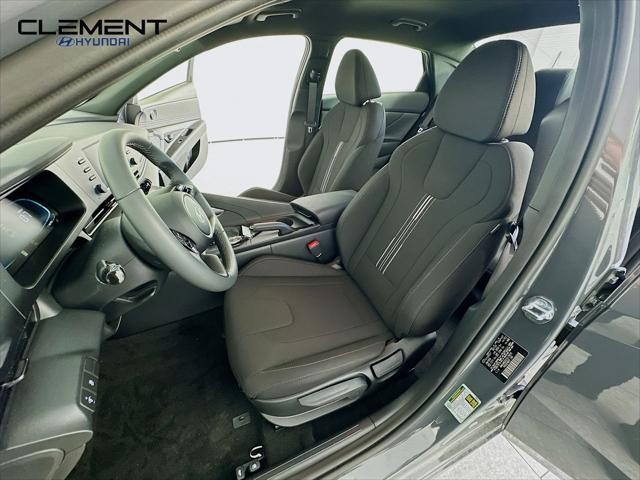 Hyundai Elantra Vehicle Full-screen Gallery Image 24