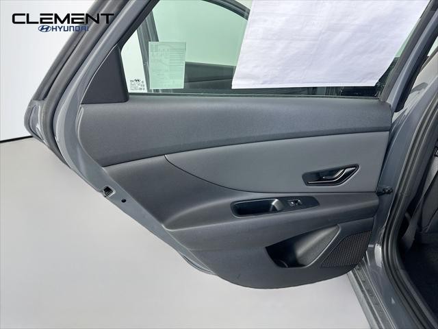 Hyundai Elantra Vehicle Full-screen Gallery Image 25