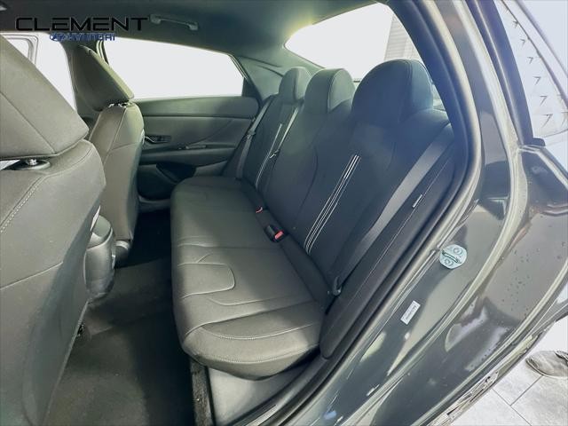 Hyundai Elantra Vehicle Full-screen Gallery Image 26