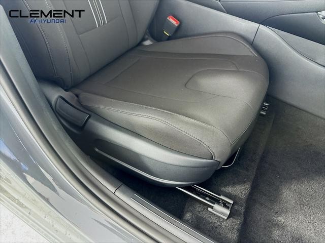 Hyundai Elantra Vehicle Full-screen Gallery Image 27