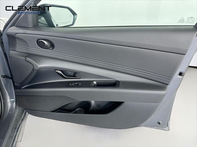 Hyundai Elantra Vehicle Full-screen Gallery Image 29