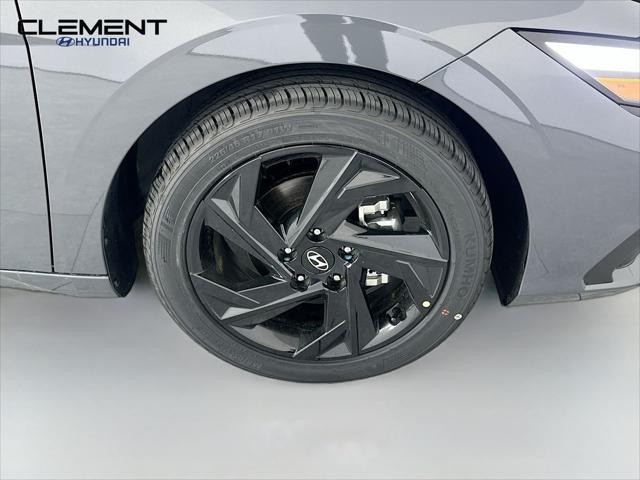 Hyundai Elantra Vehicle Full-screen Gallery Image 30